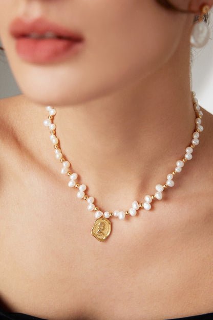 Crown: Exquisite Golden Queen Pendant Pearl Necklace