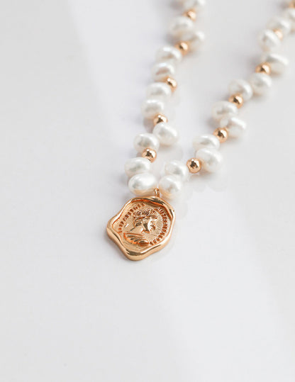 Crown: Exquisite Golden Queen Pendant Pearl Necklace