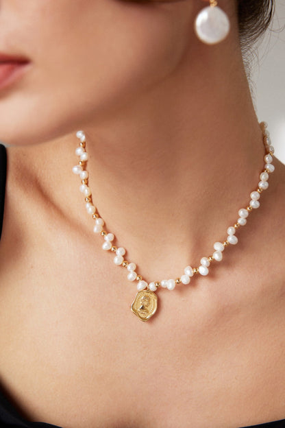 Crown: Exquisite Golden Queen Pendant Pearl Necklace