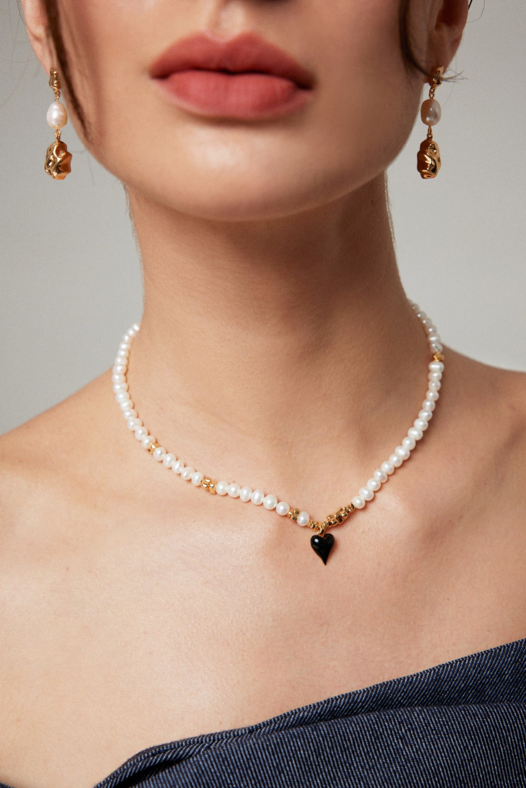 Heart of Darkness: Elegant Pearl Silver Necklace