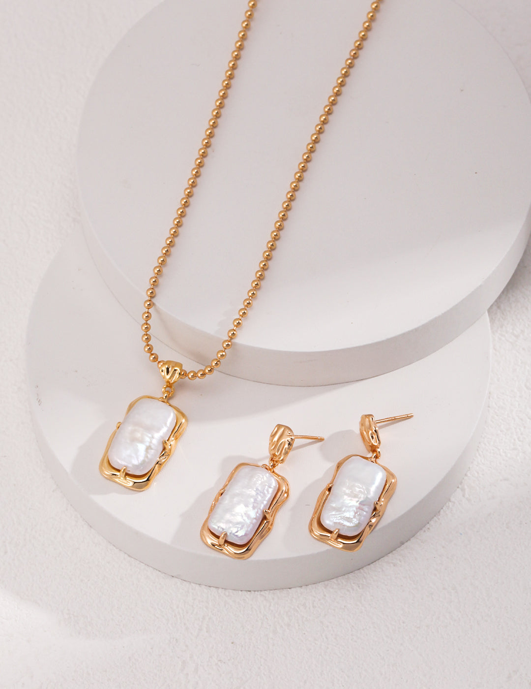 Ocean's Embrace: Luxe Retro Gold Square Baroque Pearl Pendant Necklace