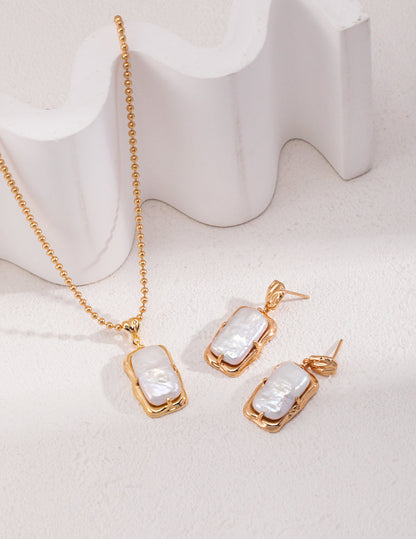 Ocean's Embrace: Luxe Retro Gold Square Baroque Pearl Pendant Necklace