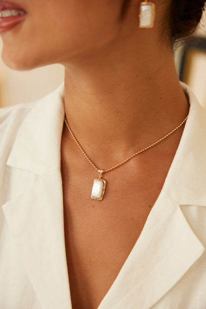 Ocean's Embrace: Luxe Retro Gold Square Baroque Pearl Pendant Necklace