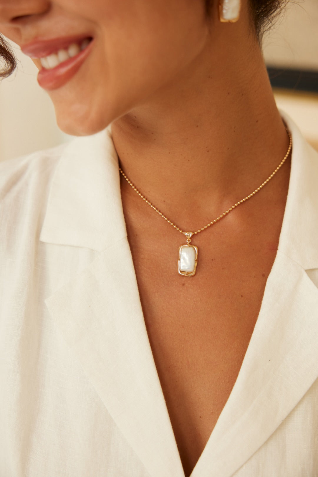 Ocean's Embrace: Luxe Retro Gold Square Baroque Pearl Pendant Necklace