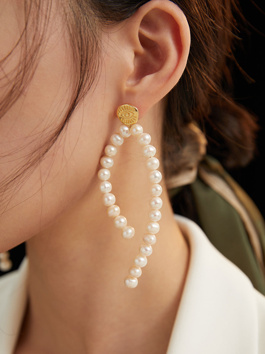 Timeless Elegance: Queen Pearl Drop Earrings