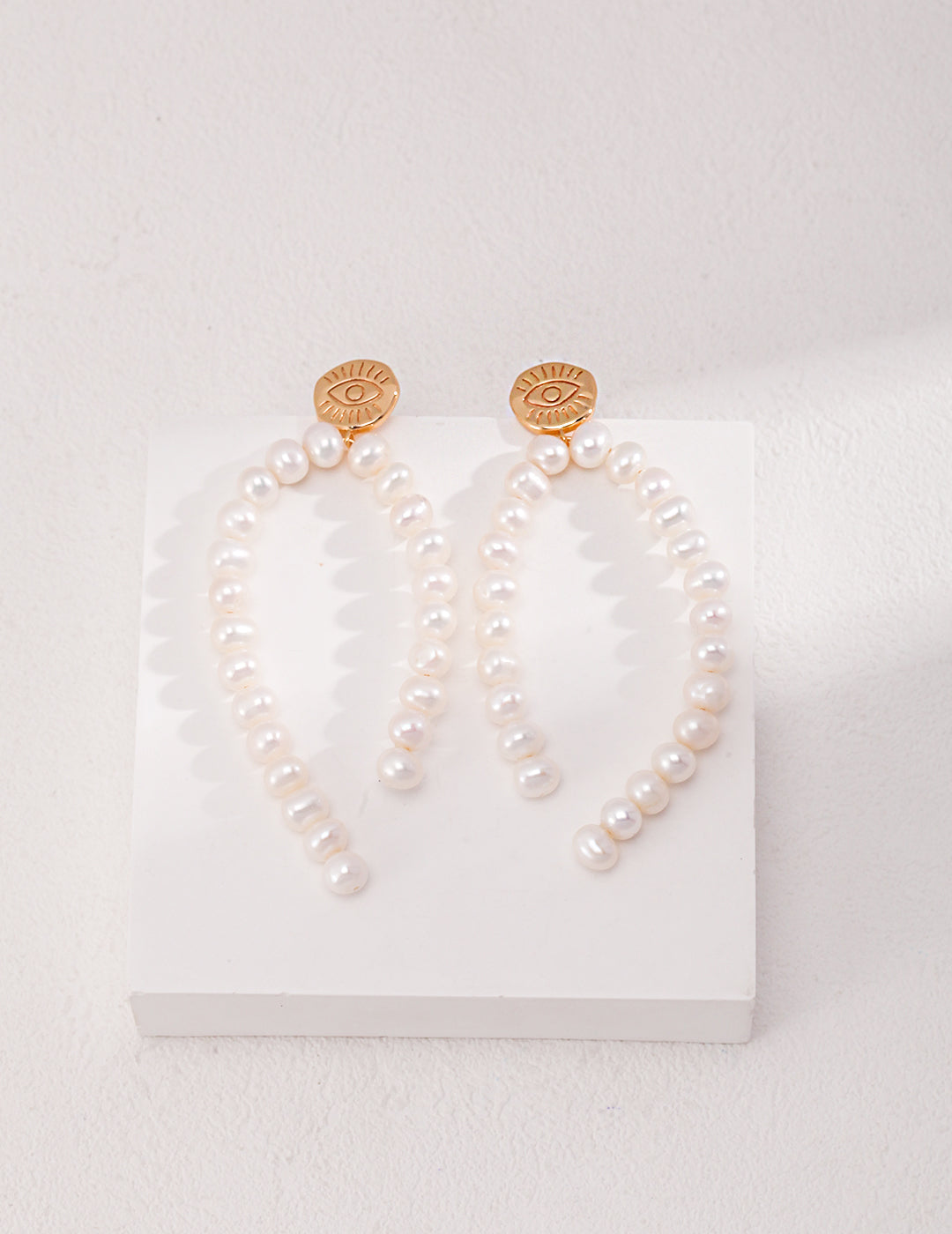 Timeless Elegance: Queen Pearl Drop Earrings