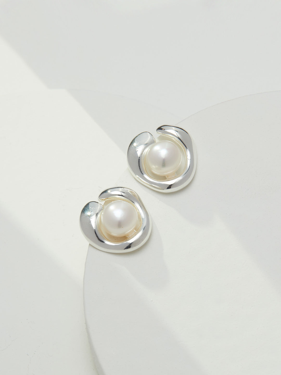 Elegant Fusion: Contemporary Pearl & Sterling Silver Earrings