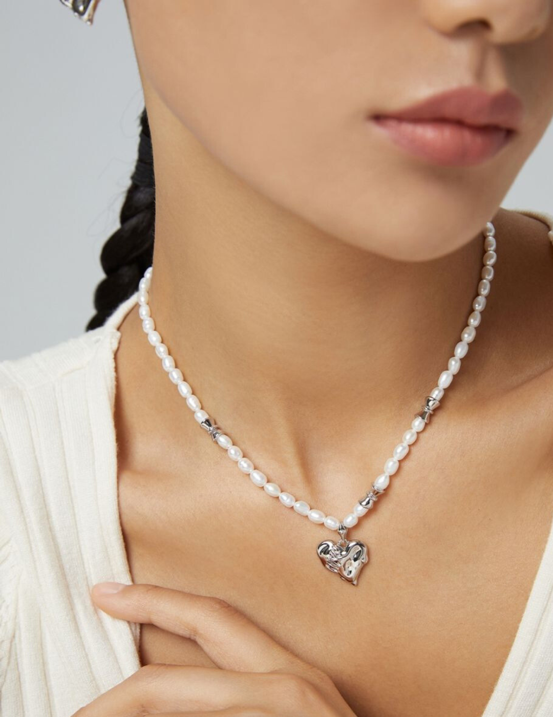 Love Ripples: Exquisite Sterling Silver Pearl Necklace with Chic Heart Pendant