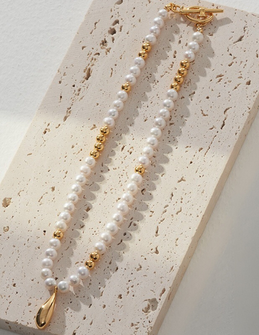 Asteroid: Stylish Pearl and Gold Beaded Necklace