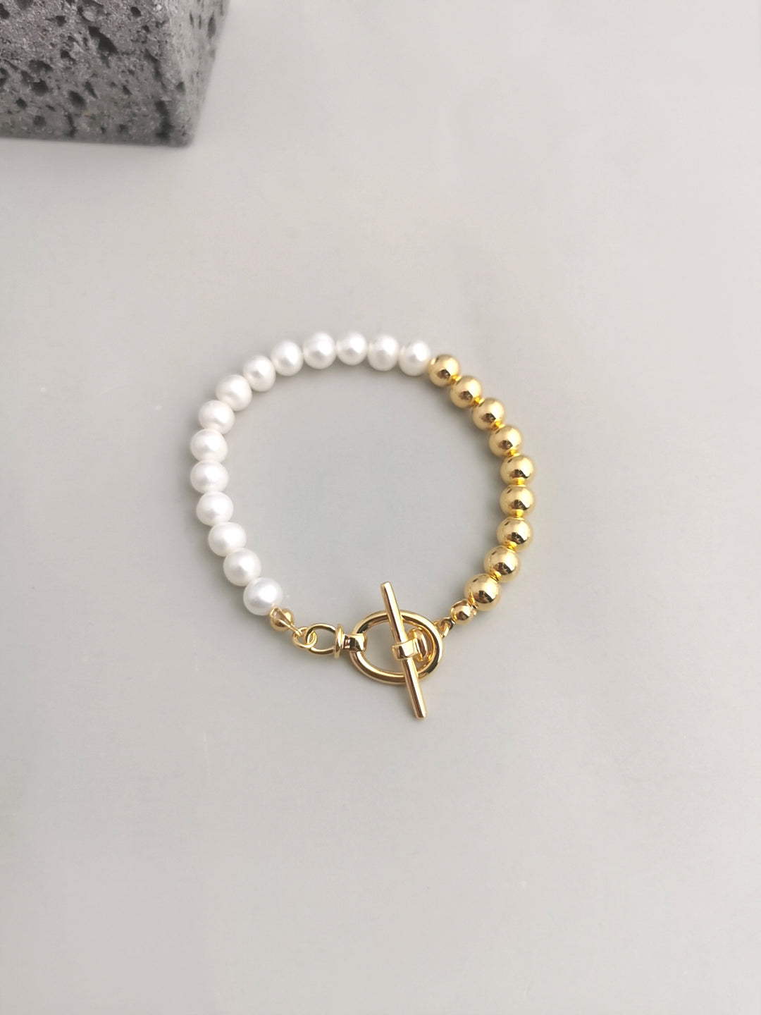 Asteroid: Stylish Pearl and Gold Beaded Bracelet