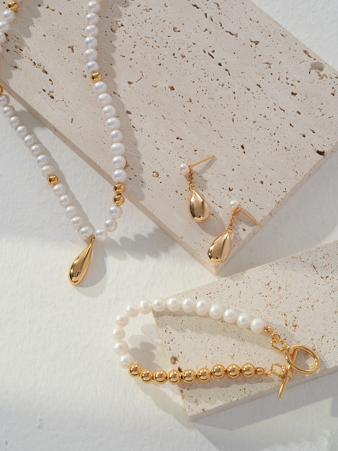 Asteroid: Stylish Pearl and Gold Beaded Necklace